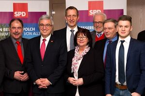 Der rheinland-pfälzische SPD Vorsitzende Roger Lewentz (2. v.l.) zusammen mit dem Vorsitzenden der SPD Maifeld, Max Mumm