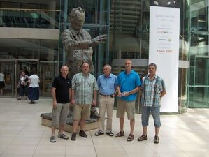 Die Delegation der SPD Welling vor dem Willy Brandt Haus